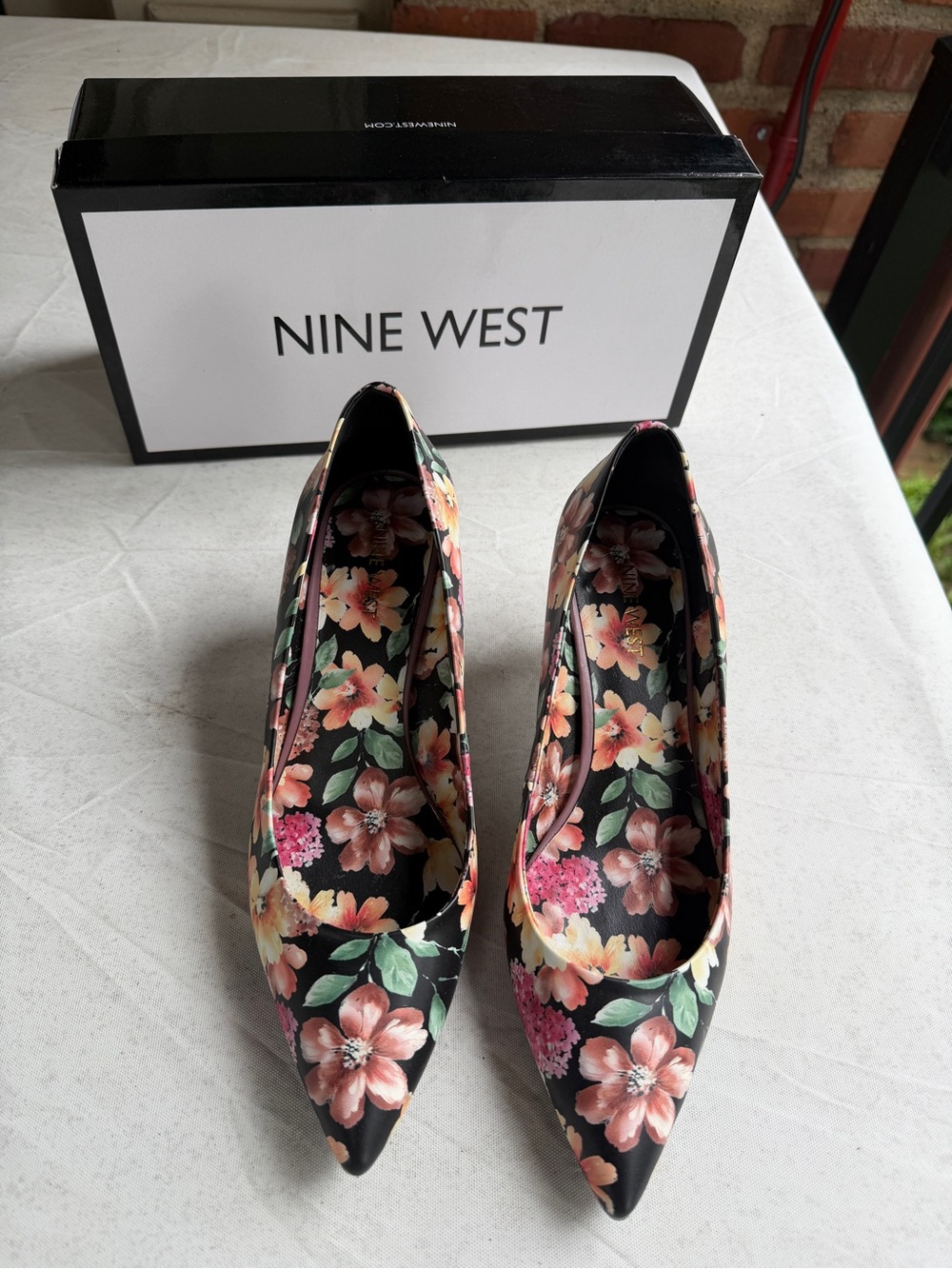 Nine West Black Floral Pointed Toe Pumps with Pink & Peach Blooms size 8.5M